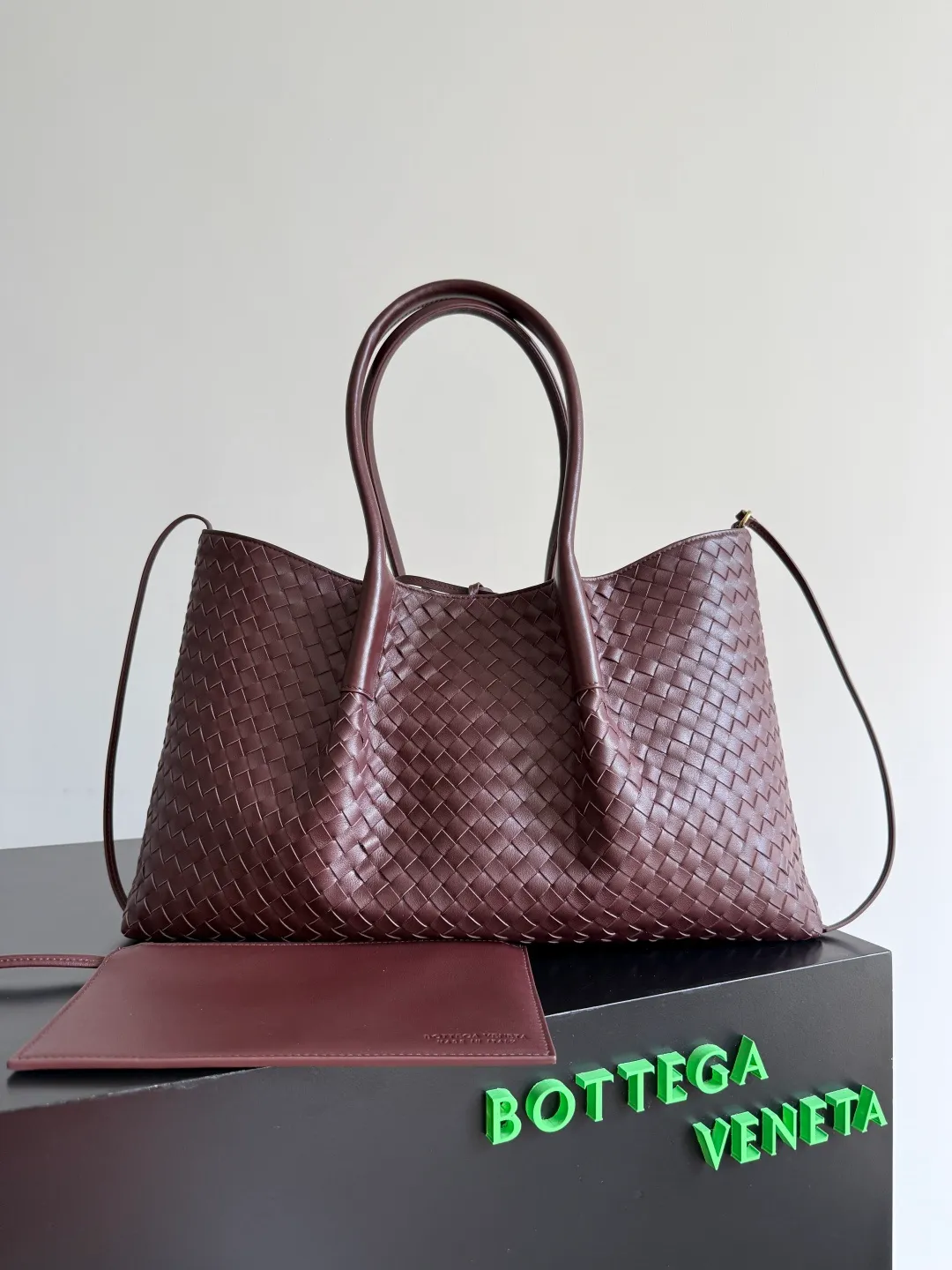 Batch 2660 Bottega Veneta 2025 new product PINACOTECA bag, iconic weaving process, skillfully crafted with 10mm Intrecciato process and equipped with suede lining. Four small strips of leather add character to the design and make the bag more stable. Relaxed yet sophisticated, casual yet refined, suede lining and double-sided design, suitable for shoulder and hand carry. The four straps can be adjusted into different shapes. One pack can be switched between two uses, easily integrating into your daily rhythm. Style number: 817166 Size: 43*23*17.5cm